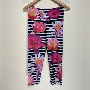 🧁 NAMASTEFIT Pink Lotus Capri Leggings M